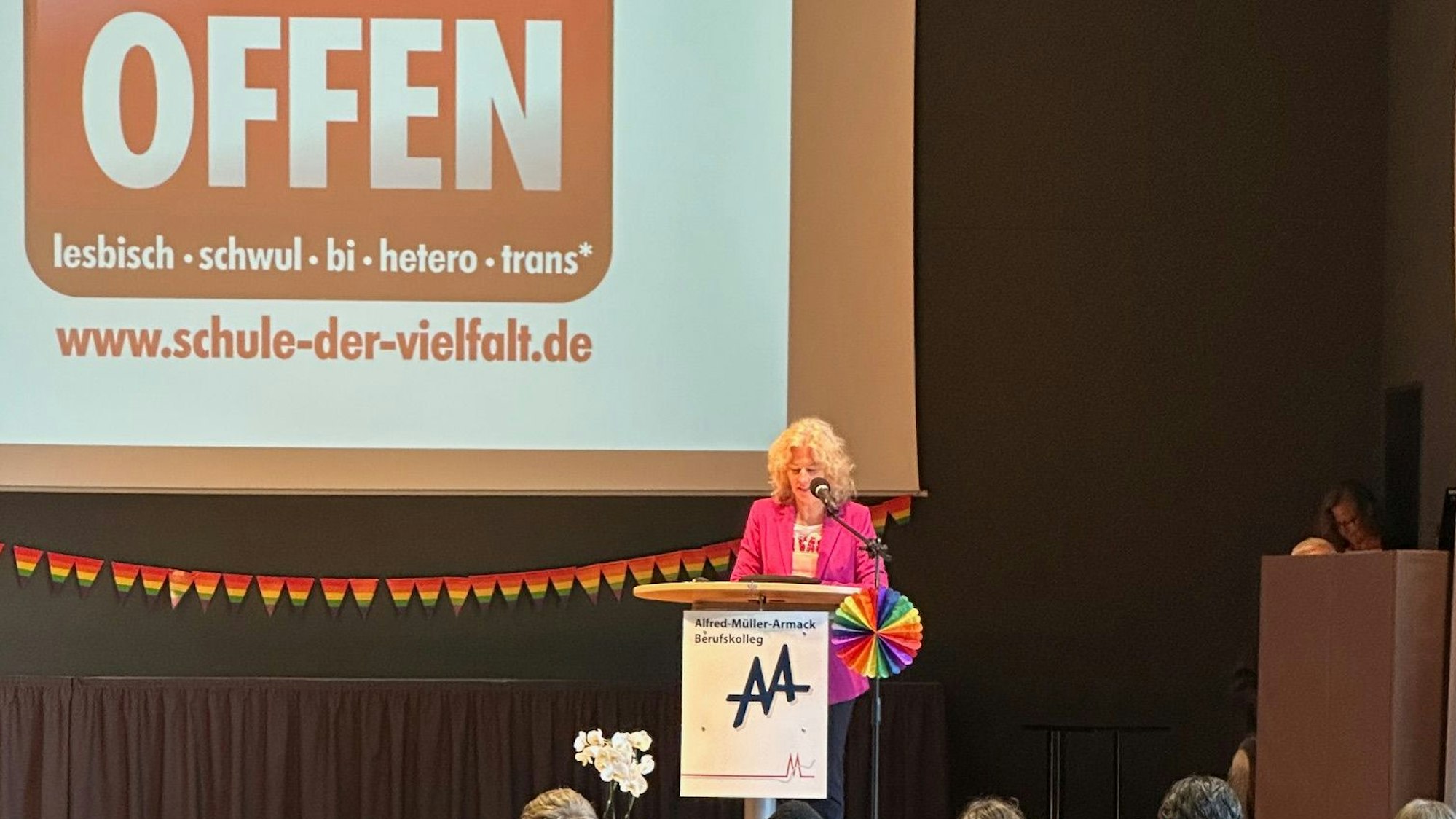 Das Bild zeigt eine Frau auf einer Bühne.