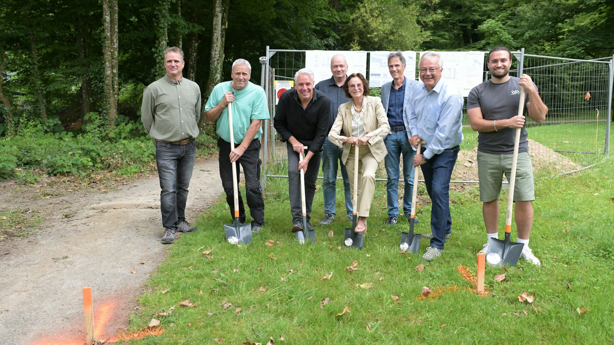 Das Foto zeigt den Spatenstich für die Toilettenanlage in Altenberg