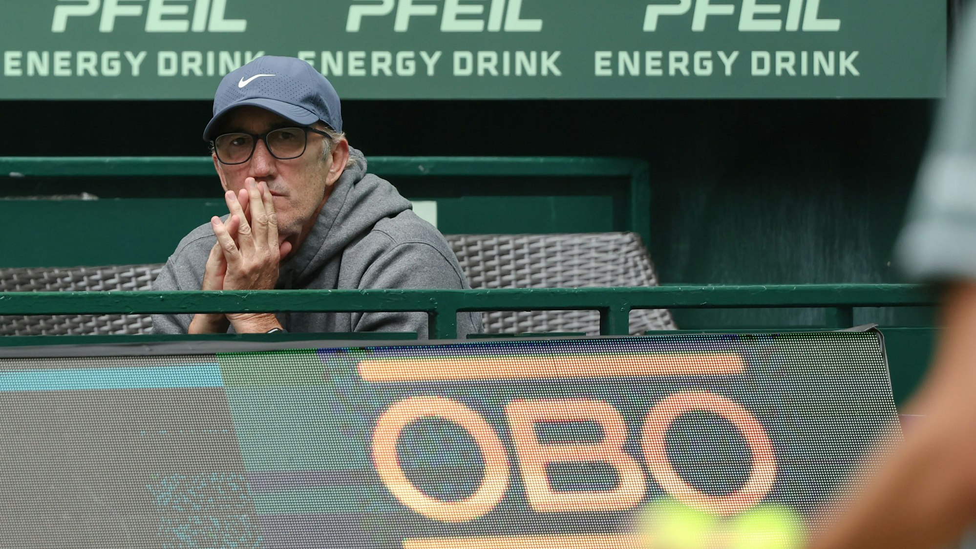 Darren Cahill, der Trainer von Sinner, sitzt am Centre Court.