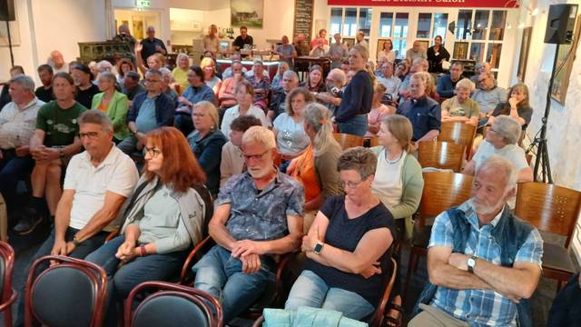 Rund 100 Zuhörer verfolgen die Diskussion im Mützenicher „Weisses Pferdchen“.