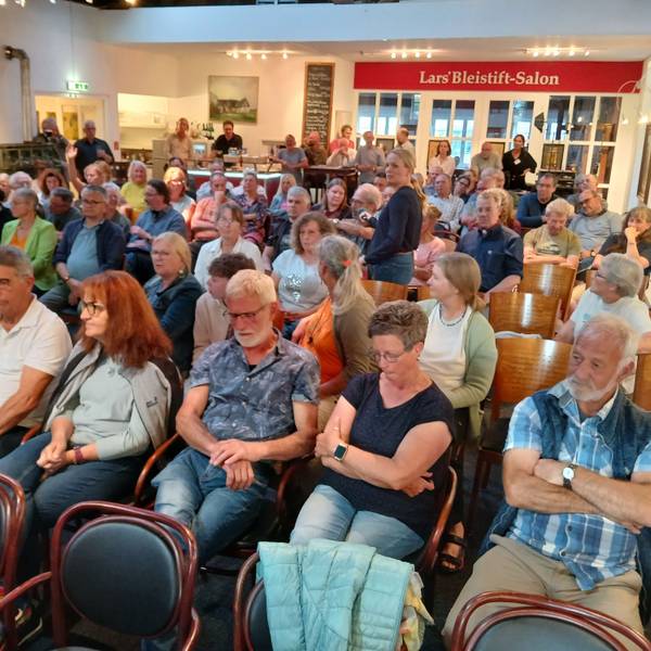 Rund 100 Zuhörer verfolgen die Diskussion im Mützenicher „Weisses Pferdchen“.