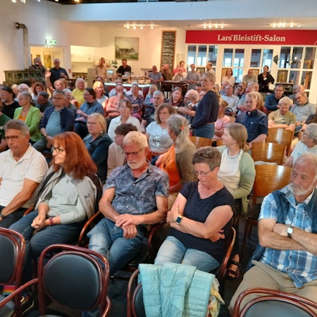 Rund 100 Zuhörer verfolgen die Diskussion im Mützenicher „Weisses Pferdchen“.
