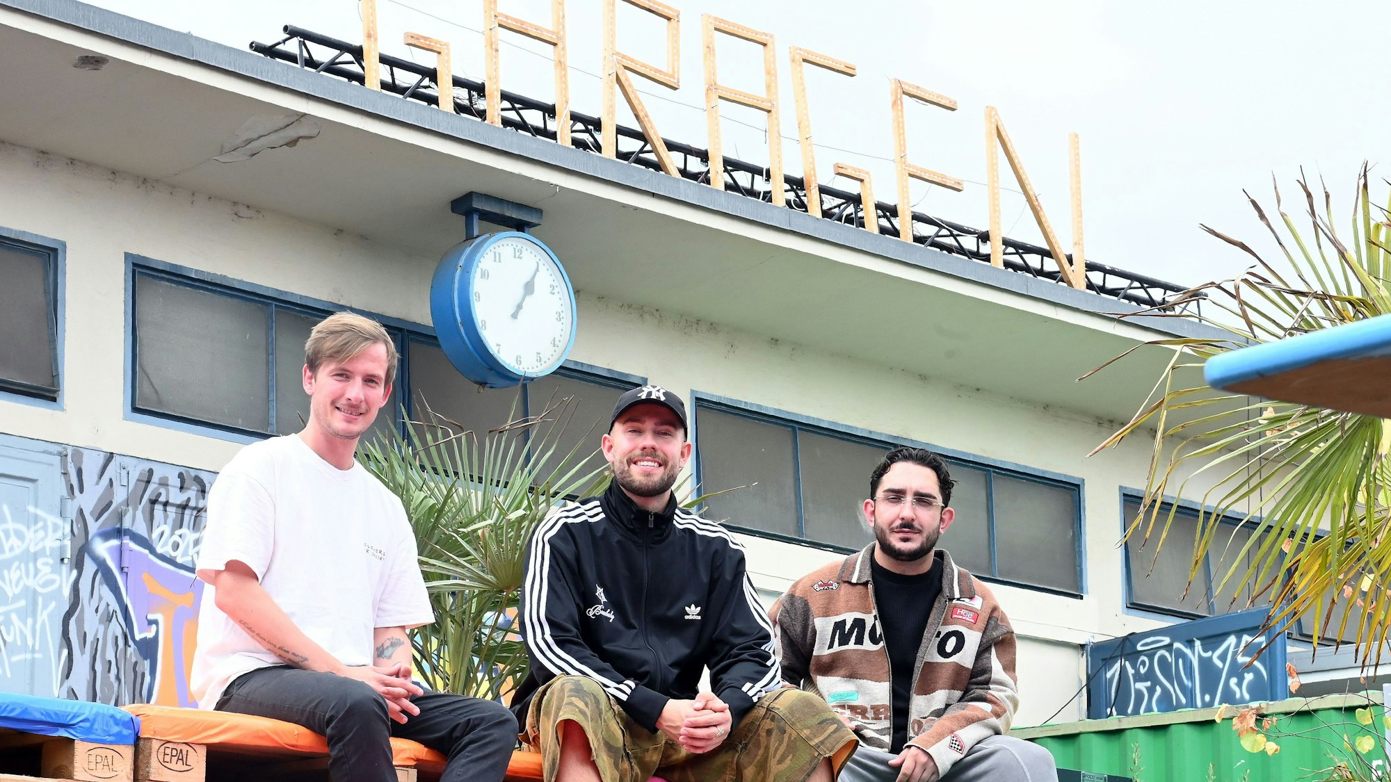 Art(e)facts-Festival in den Garagen am 26. Juli: 24 Stunden Open-Air-Galerie und Podiumsdiskussion und Lyrik, anschießend Party. Zu sehen: Organisator Nico Feiden (l.), Musikfotograf Nik Müller und Organisator Sinan Senyurt.