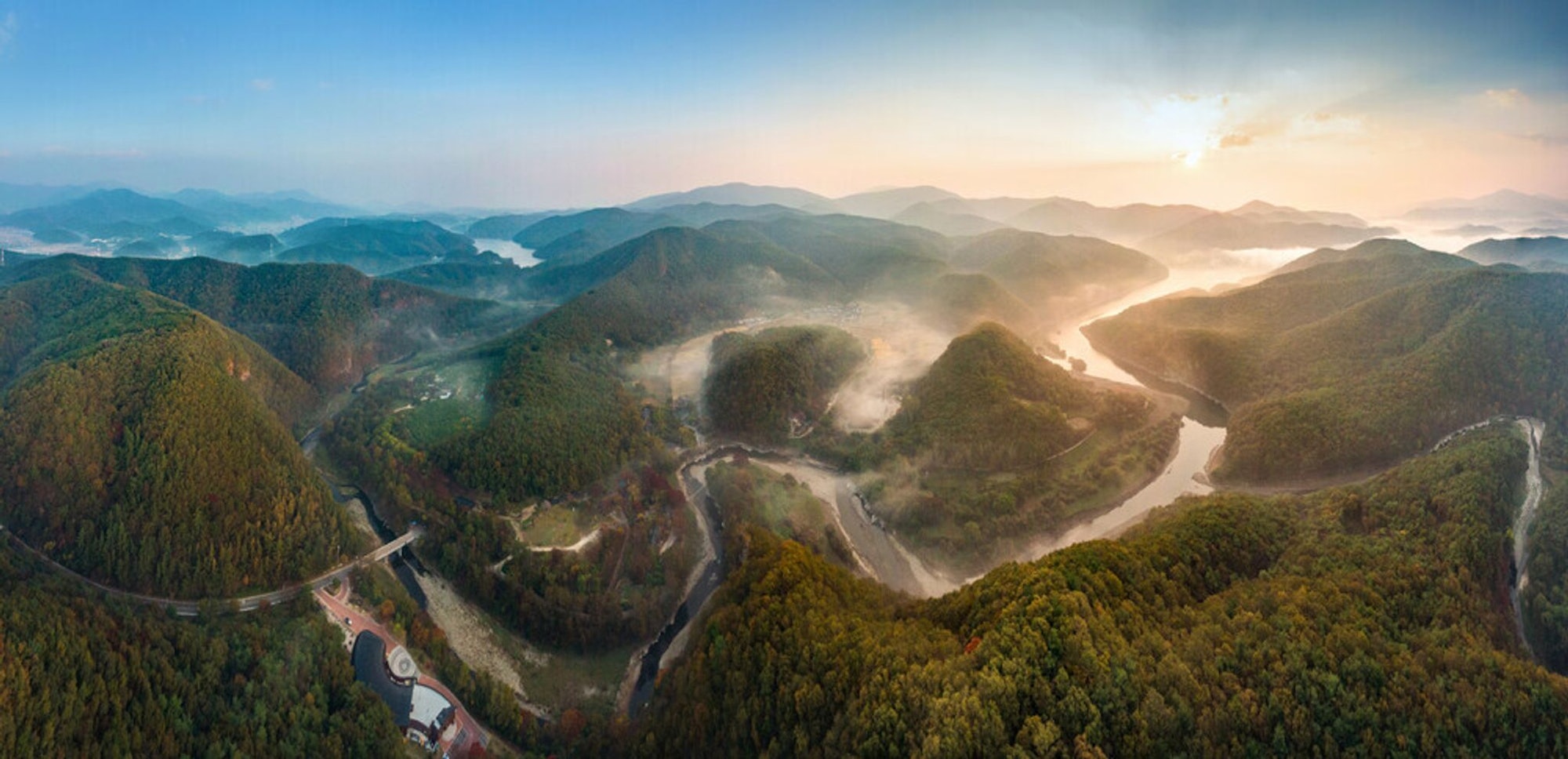 Entlang des Flusses Bangucheon erstrecken sich auf rund drei Kilometern zwei Felswände mit vielen eingravierten Bildern. (Archivbild)