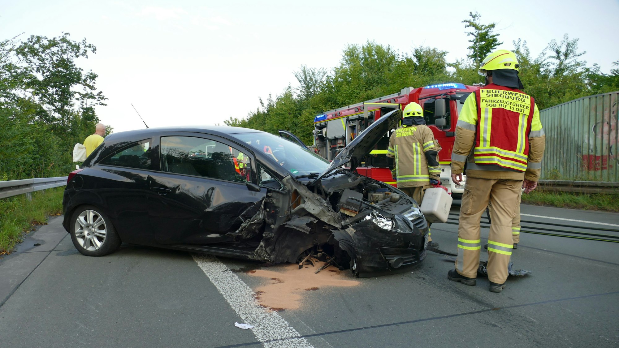 Die Siegburgerin im Opel Corsa war mit ihrem Fahrzeug auf den Standstreifen geraten.