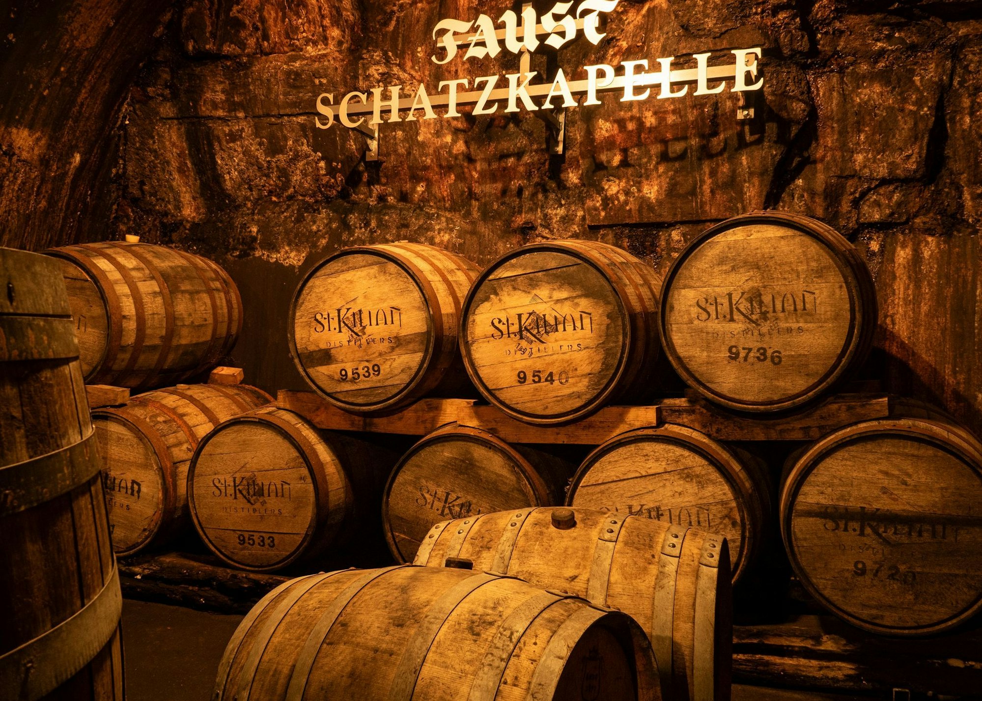 Es ist feucht und kühl in der Schatzkapelle der Brauerei Faust, wo Holzfässer im Dämmerlicht lagern.