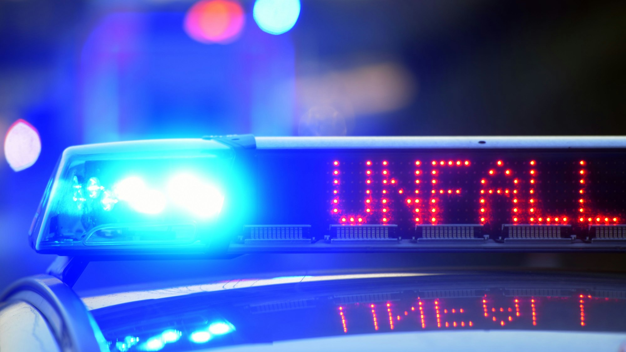 Auf einem Polizeifahrzeug warnt am 12.06.2017 auf der Autobahn A8 eine Leuchtschrift vor einer Unfallstelle.
