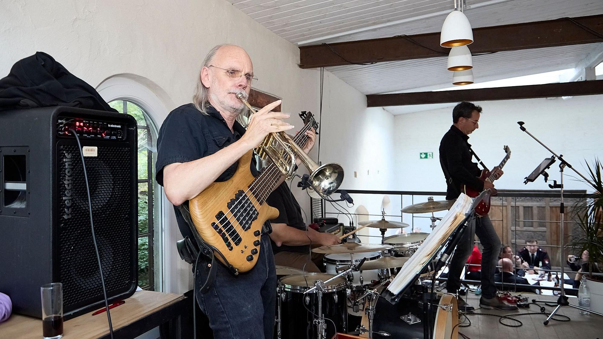 Die Band „Zerotones“ spielt zu dritt Gitarre, Trompete und Schlagzeug.
