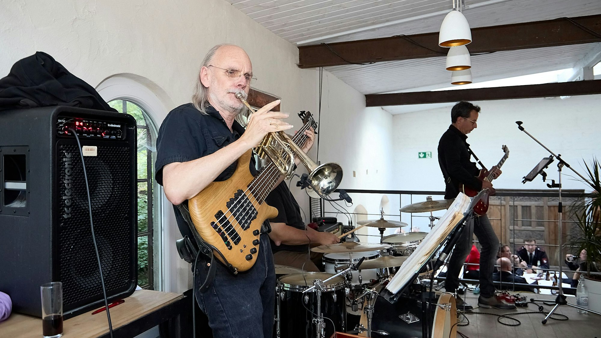 Die Band „Zerotones“ spielt zu dritt Gitarre, Trompete und Schlagzeug.