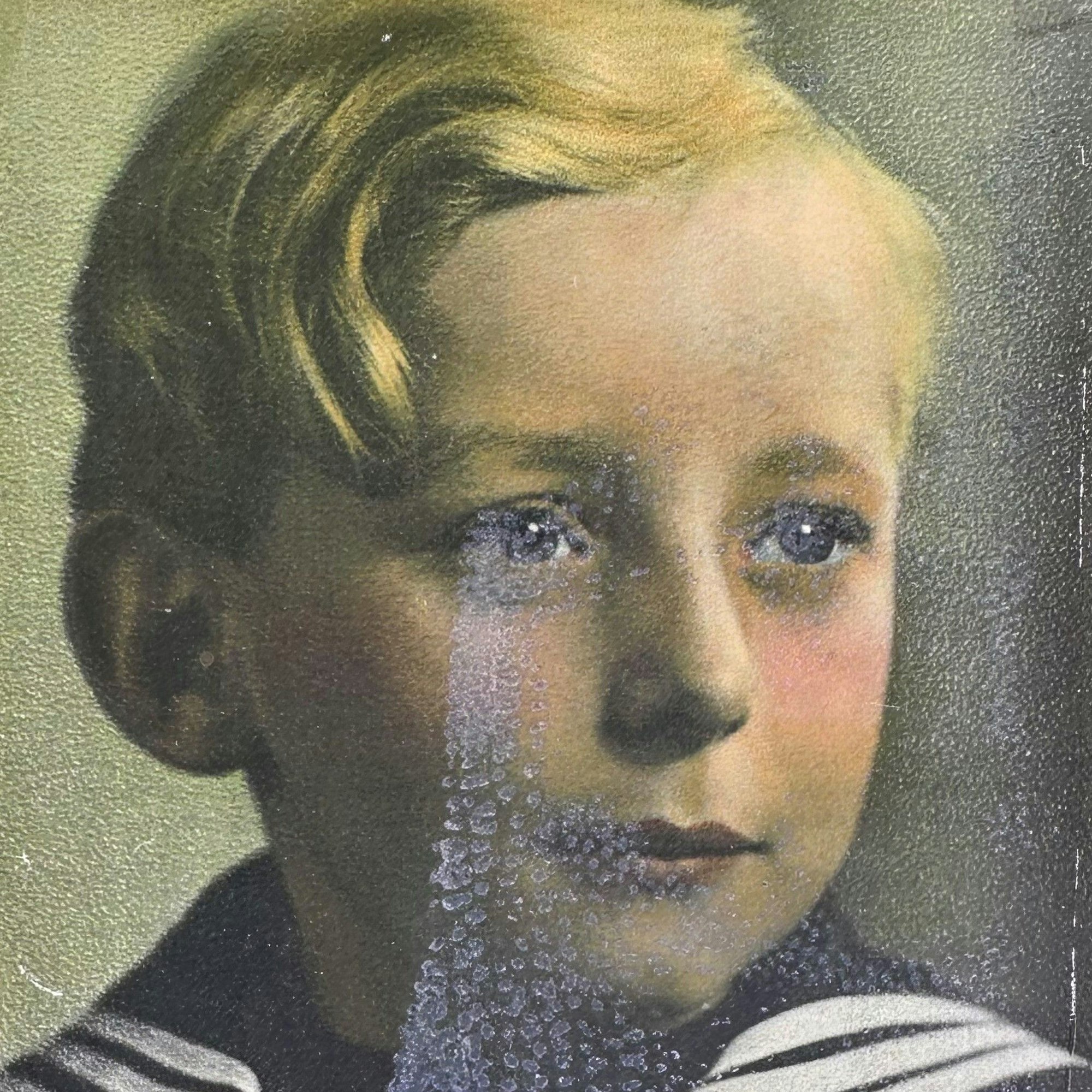 Zu sehen ist eine alte Aufnahme eines Jungen mit blonden Haaren und in einem Matrosenanzug.