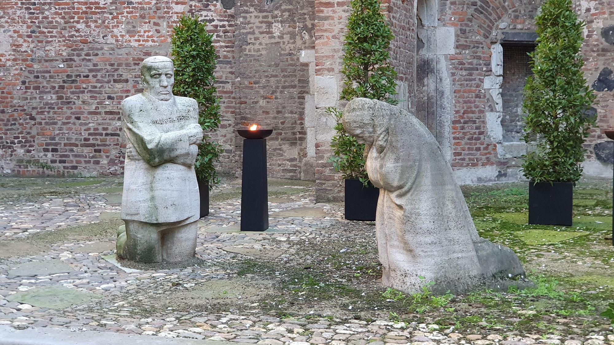 Das Bild zeigt die Skulptur „Trauerndes Elternpaar“.