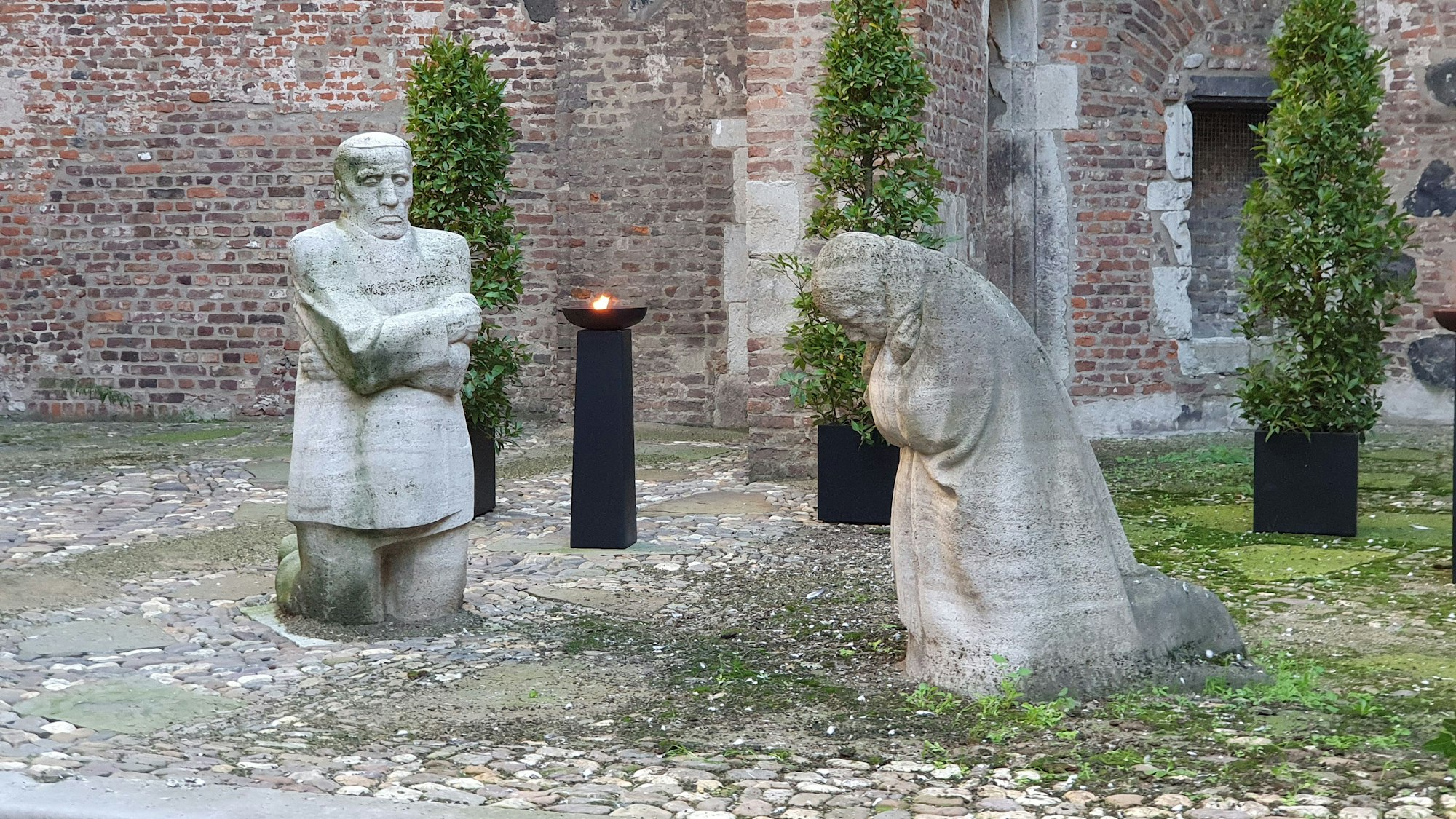 Das Bild zeigt die Skulptur „Trauerndes Elternpaar“.