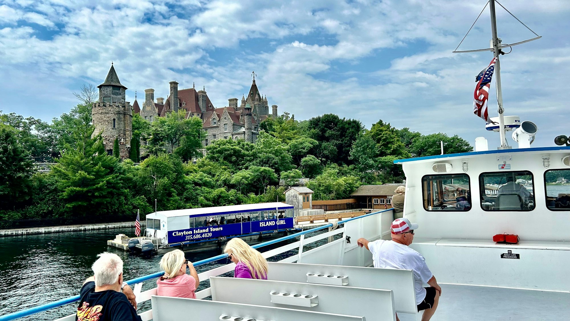 "Besser wird das heute nicht.! Die Island Clipper nimmt mit schlapper US-Fahne Kurs auf Boldt Castle im Sankt-Lorenz-Strom.