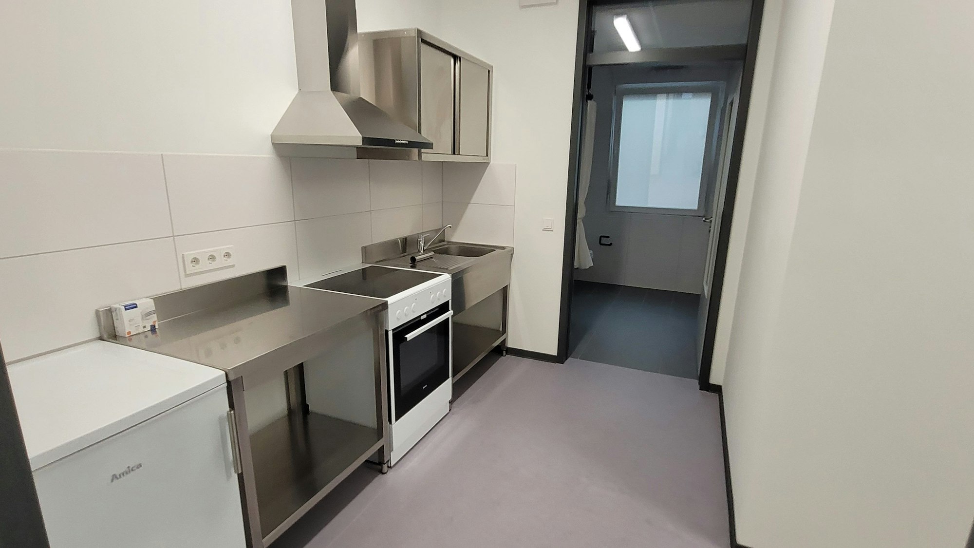 Eine neue Küche in einer noch nicht bezogenen Unterkunft für Geflüchtete.