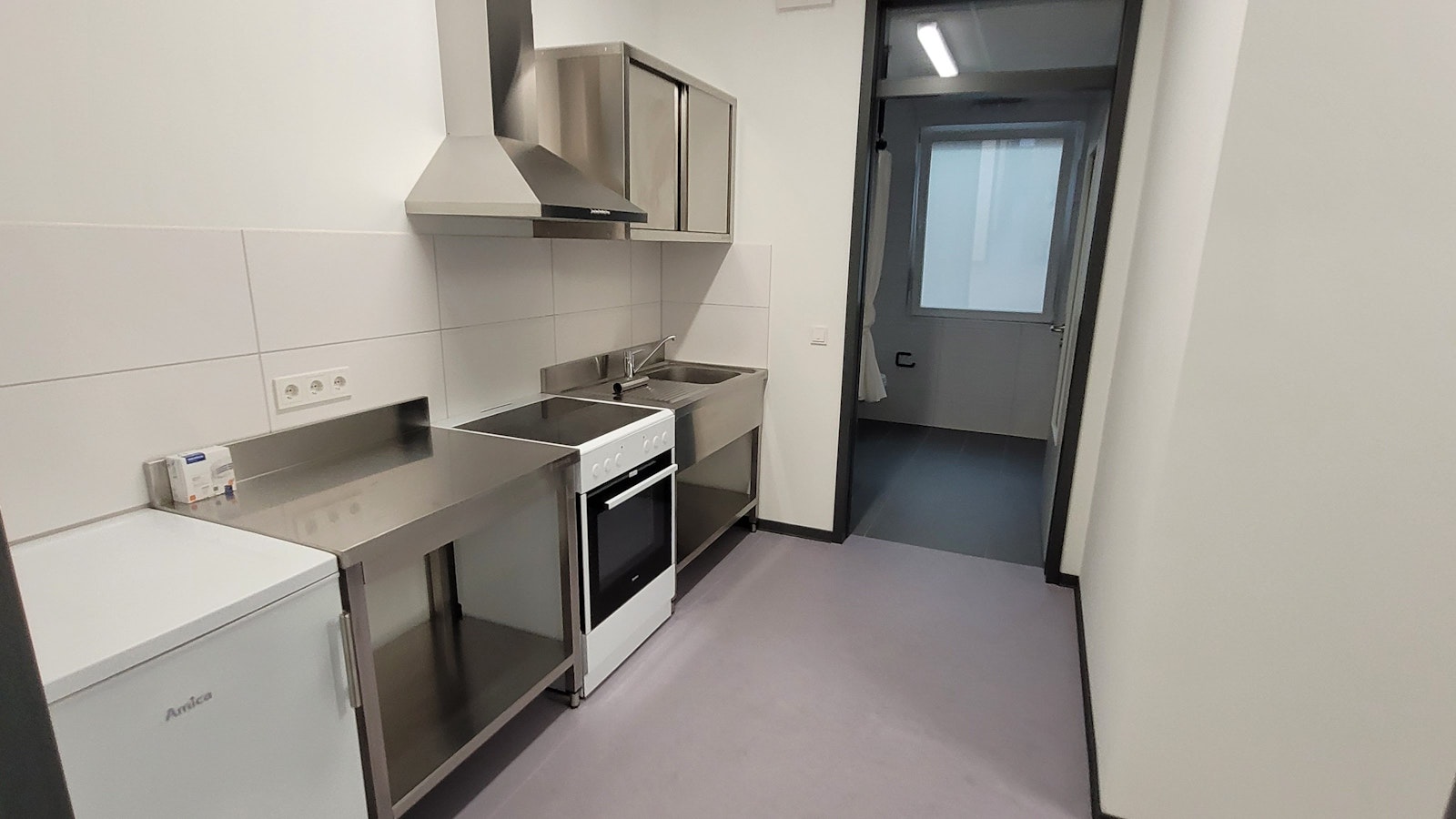 Eine neue Küche in einer noch nicht bezogenen Unterkunft für Geflüchtete.