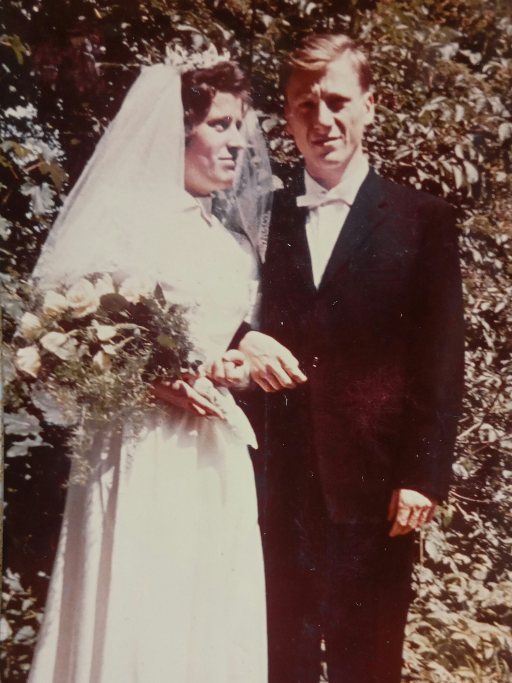 Das Foto zeigt ein Brautpaar.