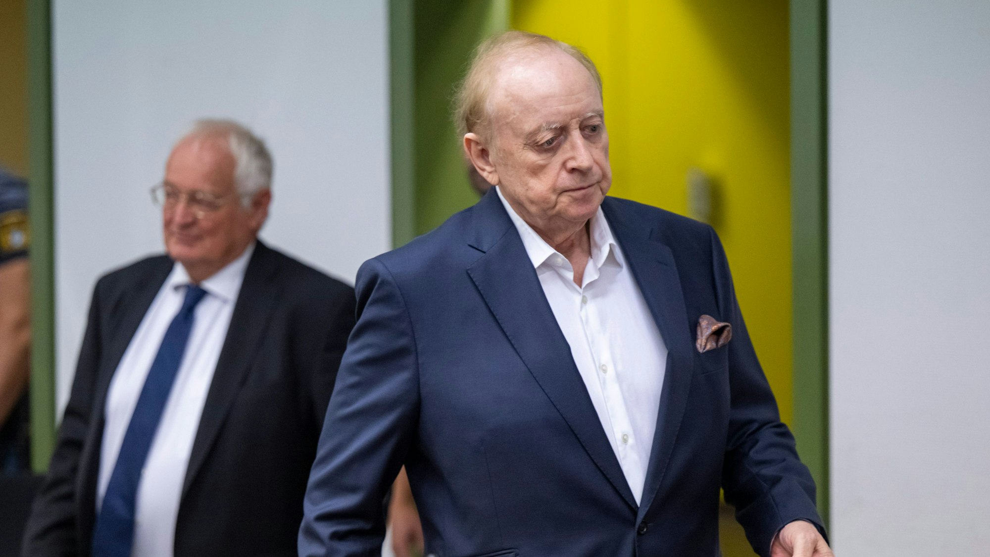 Alfons Schuhbeck betritt den Gerichtssaal des Landgerichts München I.