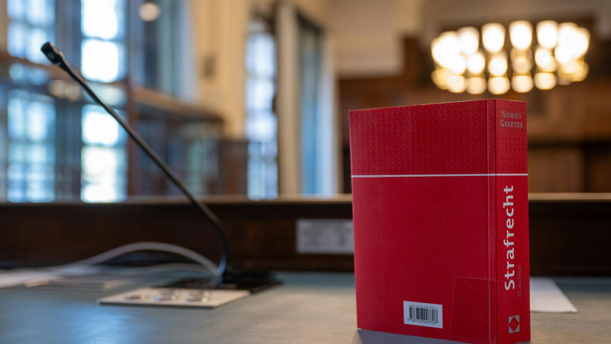 Das Gesetzbuch „Strafrecht“ steht auf einem Tisch in einem Verhandlungssaal im Kriminalgericht Moabit. (Symbolbild)