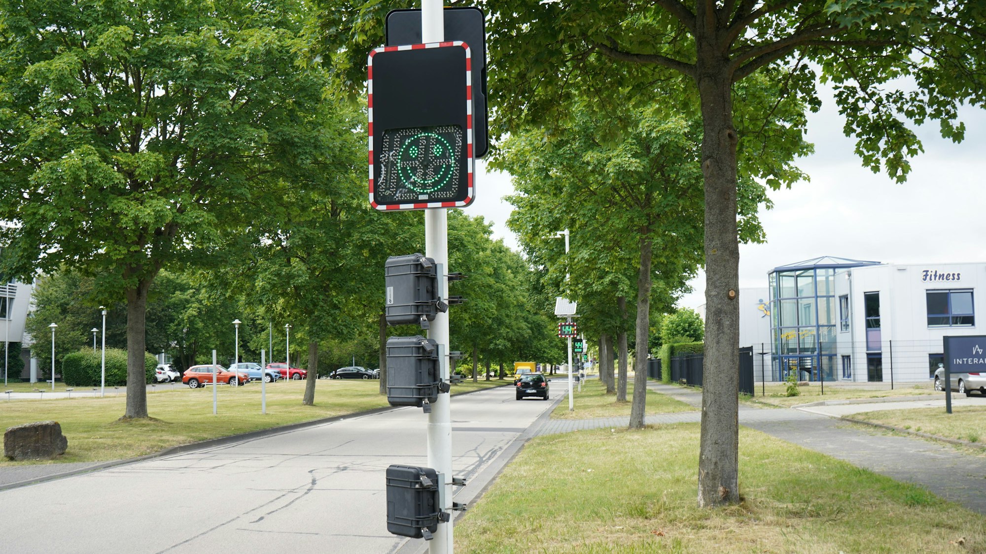 Das Foto zeigt mehrere Tempomessgeräte hintereinander.