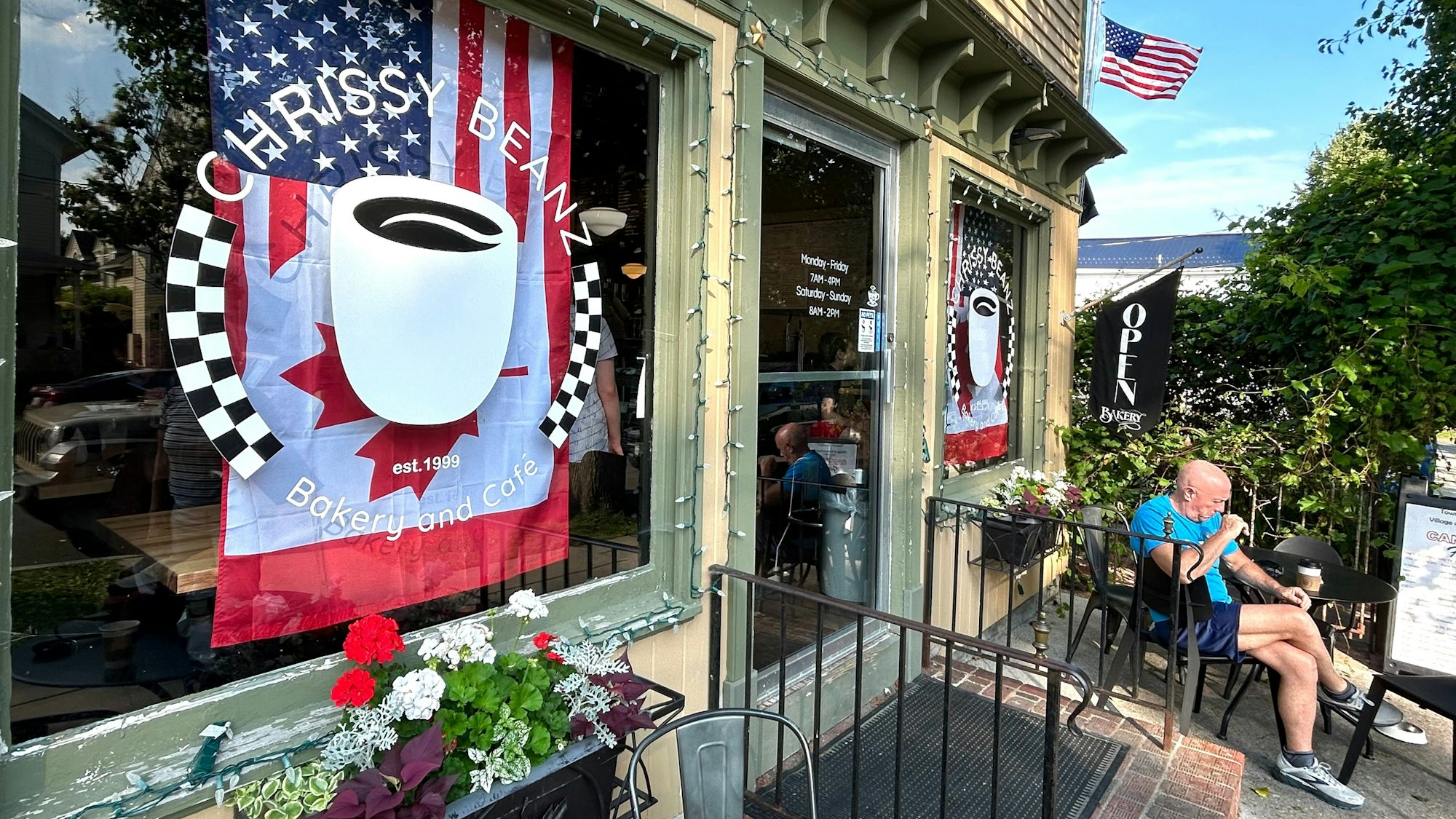 Coffeeshop Chrissy Beanz mit Fahnen in Sackets Harbor.