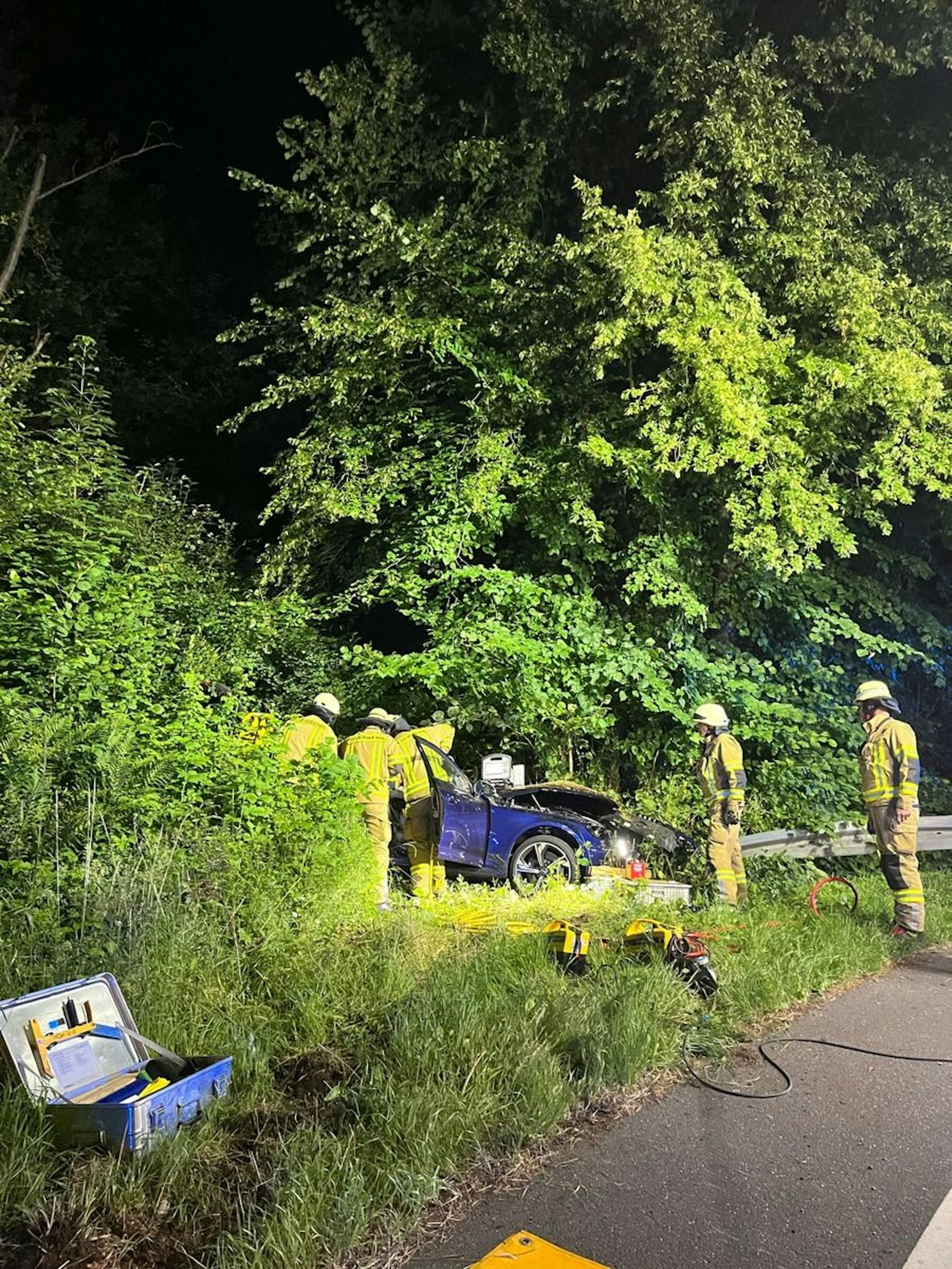 Stark beschädigtes Unfallauto am Straßenrand.