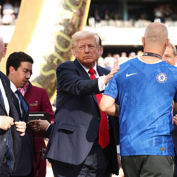 US-Präsident Donald Trump (M) schaut zu, nachdem er Chelsea-Manager Enzo Maresca eine Medaille überreicht hat.