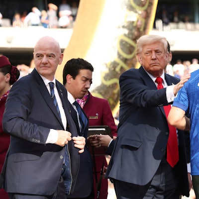 US-Präsident Donald Trump (M) schaut zu, nachdem er Chelsea-Manager Enzo Maresca eine Medaille überreicht hat.
