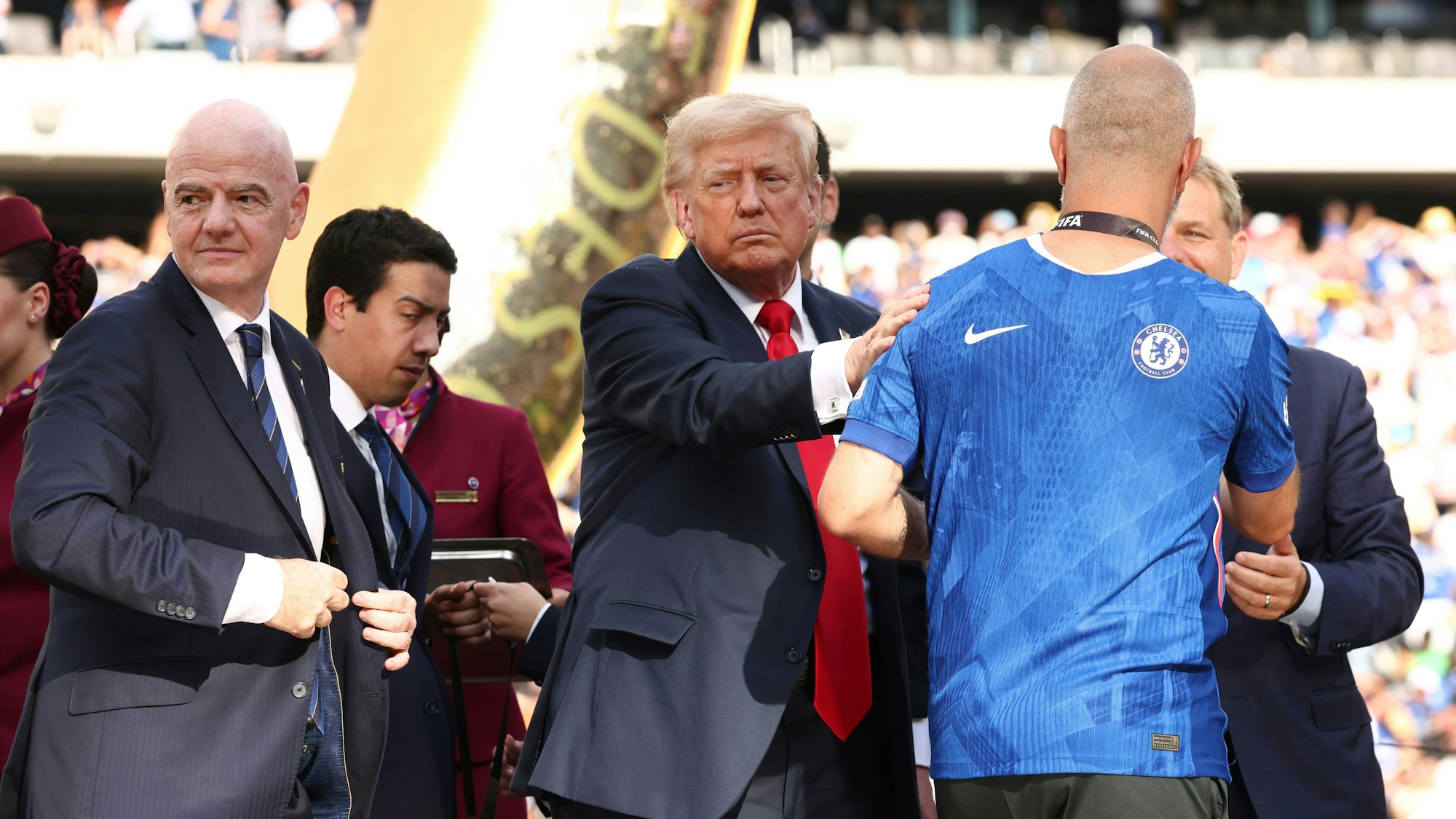 US-Präsident Donald Trump (M) schaut zu, nachdem er Chelsea-Manager Enzo Maresca eine Medaille überreicht hat.