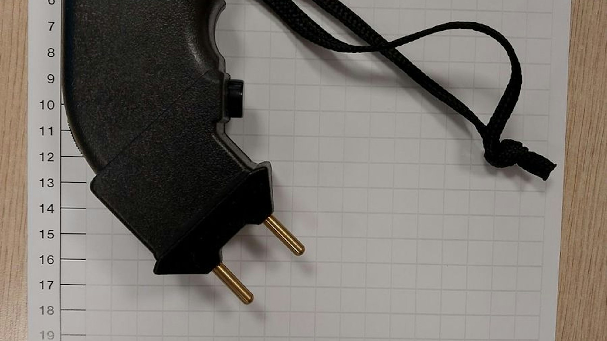 Ein schwarzer Elektroschocker, der von der Bundespolizei sichergestellt wurde.