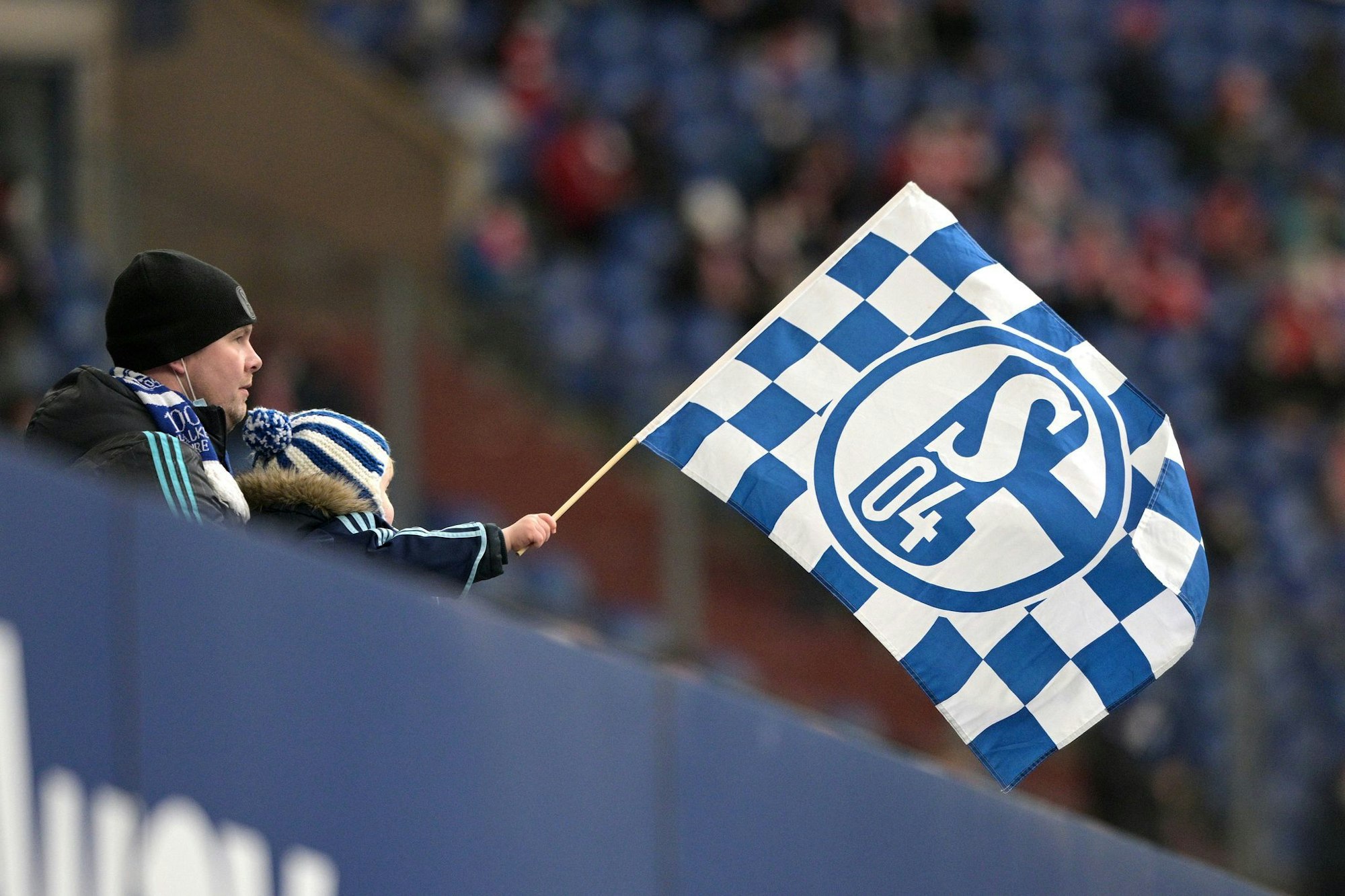 Auch in der kommenden Saison bietet der FC Schalke 04 sogenannte Schoßkarten für kleine Kinder an.