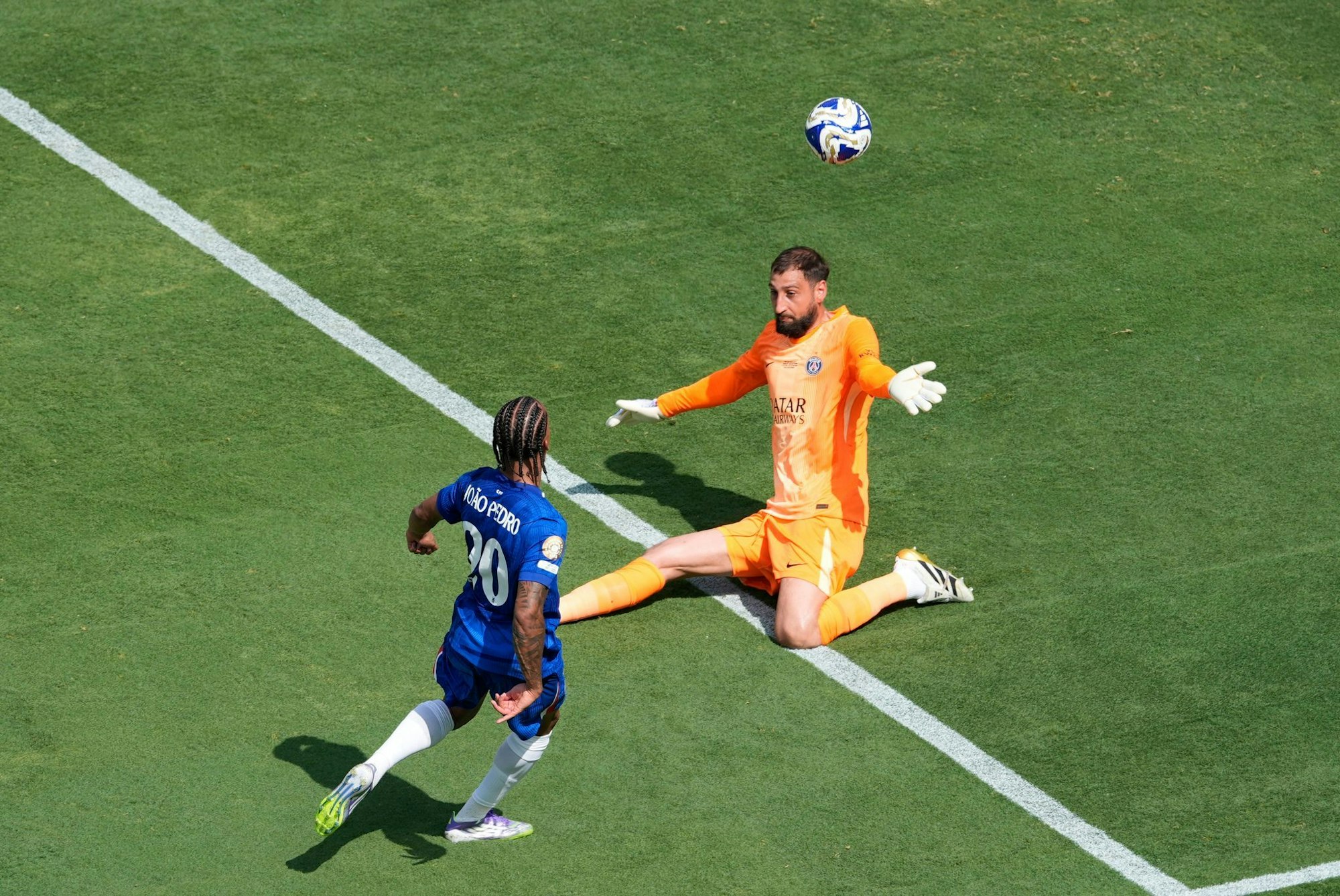 Chelsea-Stürmer João Pedro lupft den Ball über PSG-Torwart Gianluigi Donnarumma hinweg zum 3:0 ins Tor.