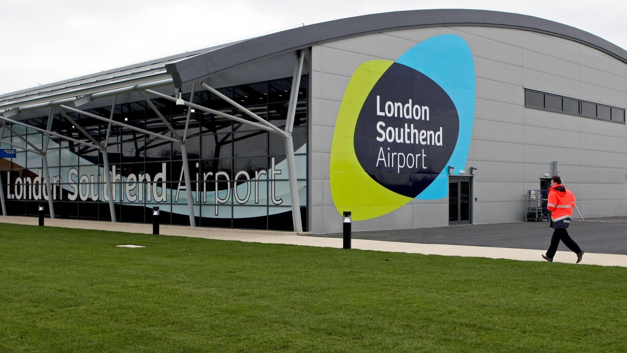 Das Archivfoto vom 05.03.2012 zeigt den Flughafen Southend in Essex. Auf dem Flughafen nahe London ist am Sonntag ein Kleinflugzeug abgestürzt.
