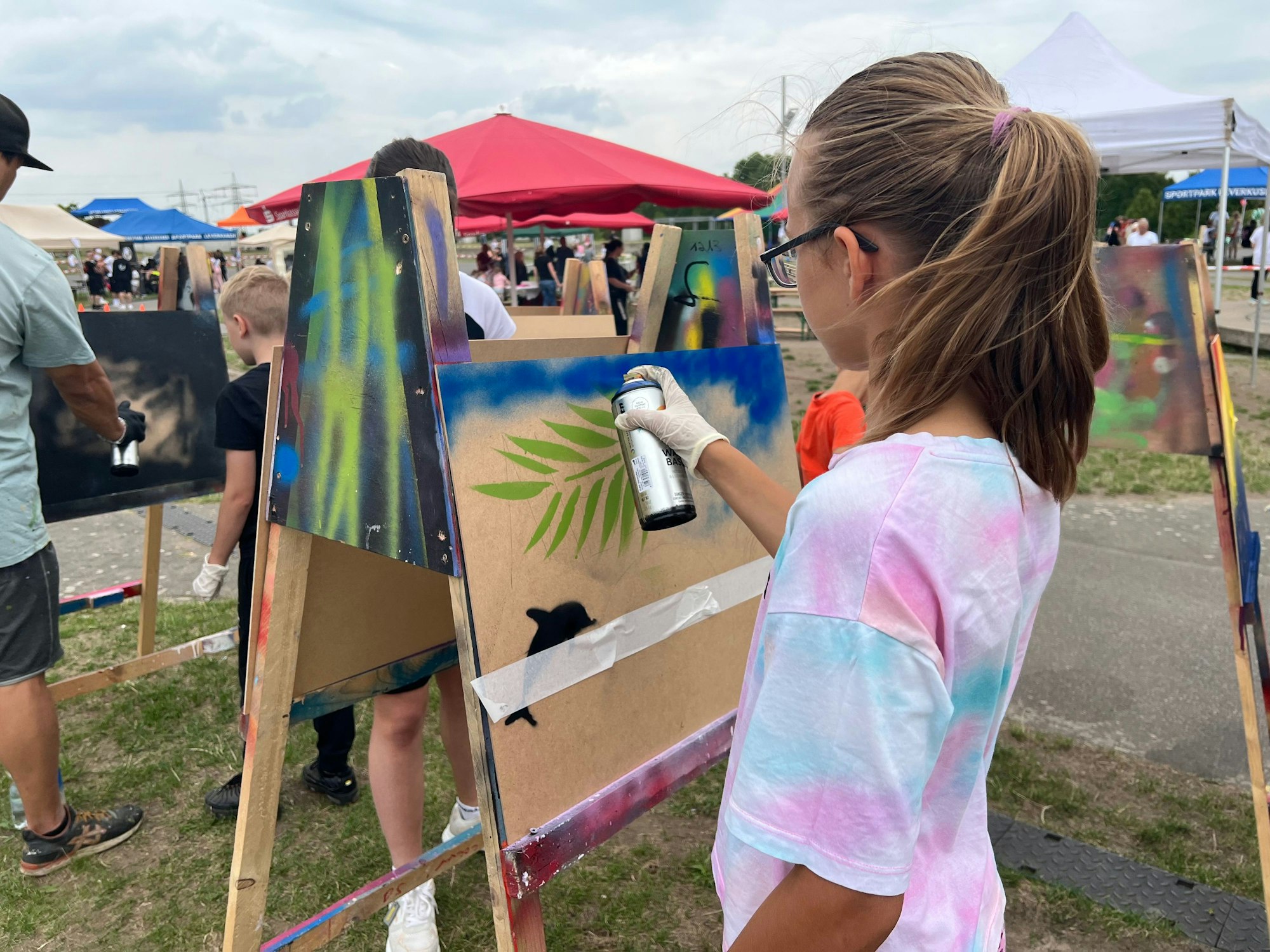 Mädchen vor einer Leinwand