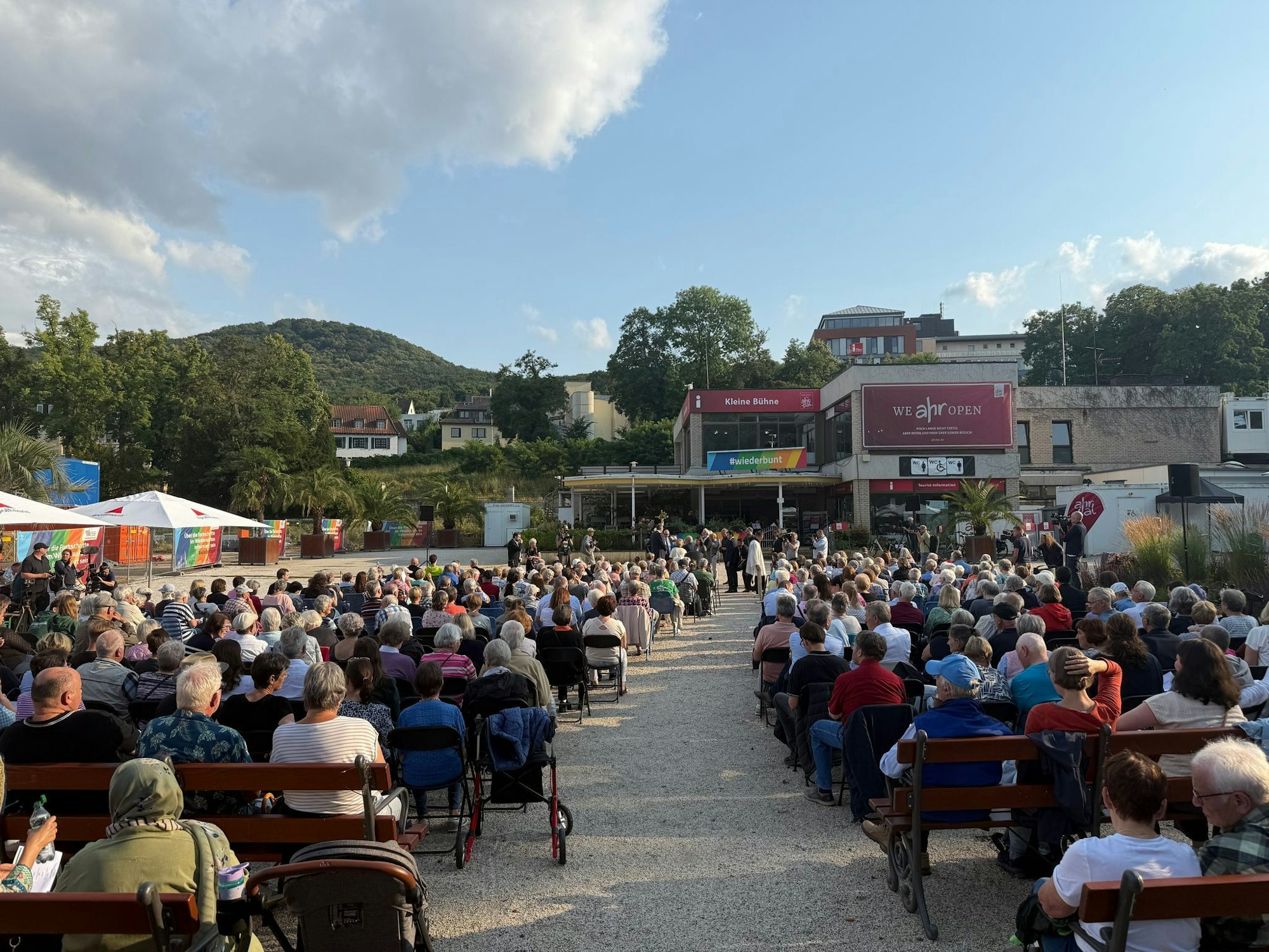 Die Menschen sind zum Jahrestag der Flutkatastrophe im Ahrtal im Kurpark zum Gedenken zusammengekommen.