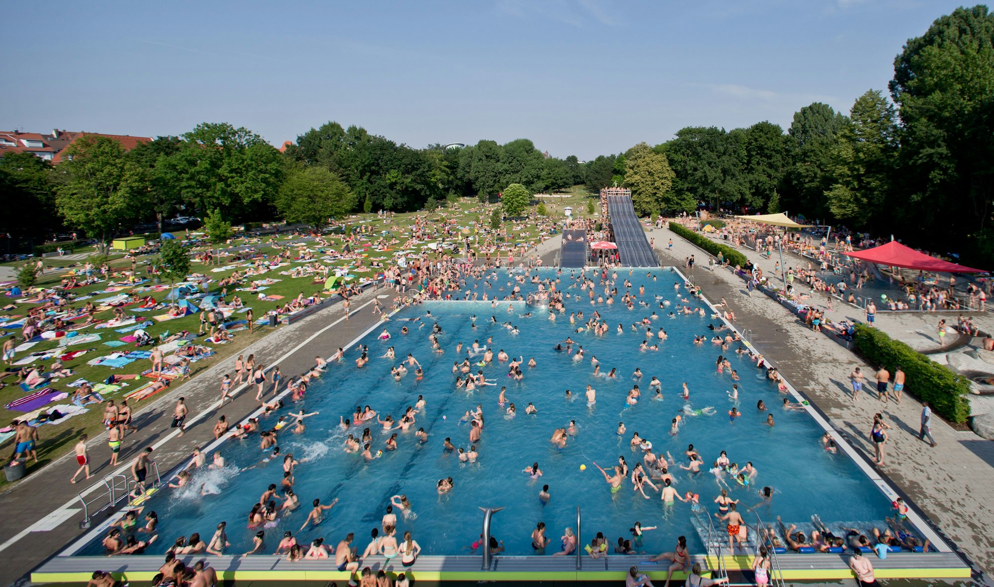 ARCHIV - 03.07.2015, Bayern, Nürnberg: Badegäste tummeln sich in einem Freibad. (zu dpa: «Immer mehr Sexualstraftaten in Schwimmbädern») Foto: Daniel Karmann/dpa +++ dpa-Bildfunk +++
