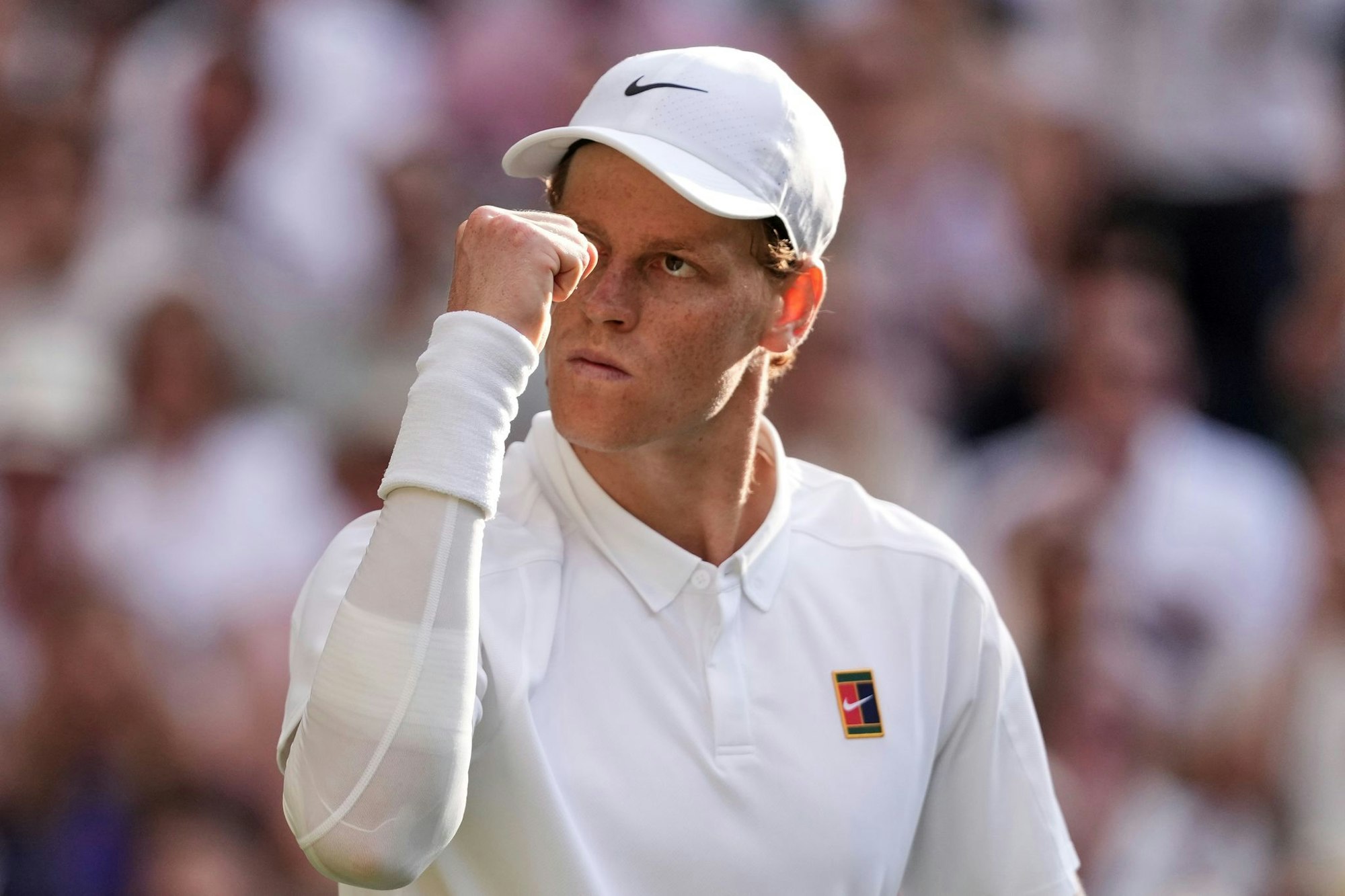 Jannik Sinner feiert seinen ersten Wimbledon-Triumph.