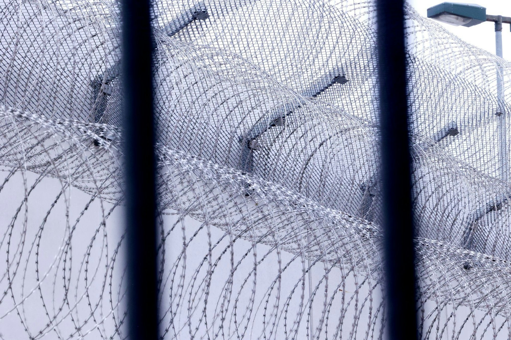 Die Flucht eines Häftlings in der Tasche eines Mitgefangenen fiel erst nach 24 Stunden auf. (Archivbild)