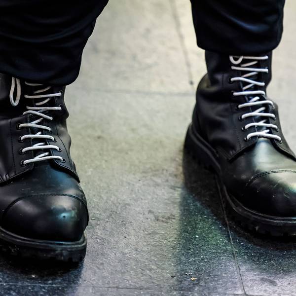 Ein Teilnehmer einer rechtsextremen Kundgebung trägt schwarze Springerstiefel mit weißen Schnürriemen, einem weit verbreitetem Symbol der rechten Szene. (Archivbild)