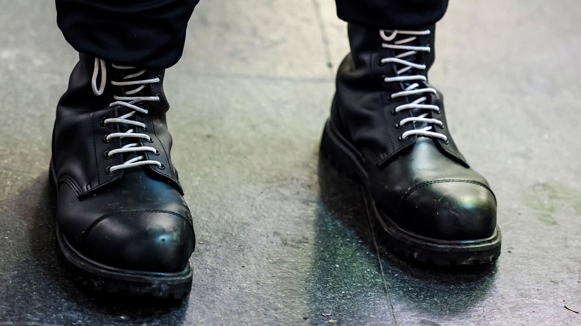 Ein Teilnehmer einer rechtsextremen Kundgebung trägt schwarze Springerstiefel mit weißen Schnürriemen, einem weit verbreitetem Symbol der rechten Szene. (Archivbild)