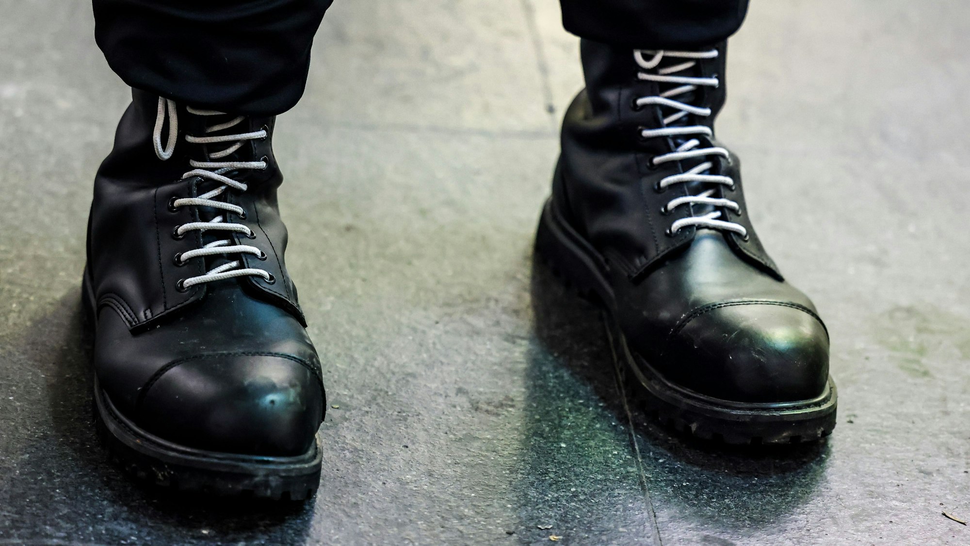 Ein Teilnehmer einer rechtsextremen Kundgebung trägt schwarze Springerstiefel mit weißen Schnürriemen, einem weit verbreitetem Symbol der rechten Szene. (Archivbild)