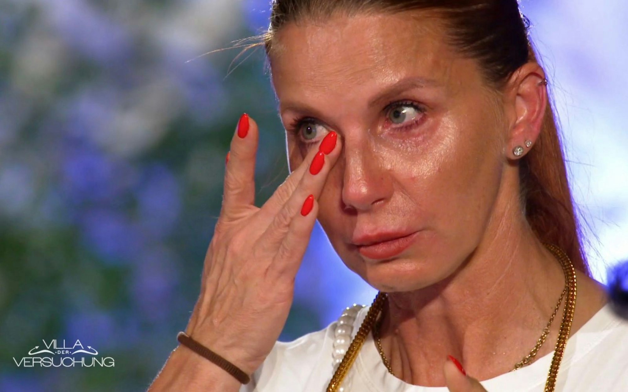 Bittere Tränen bei Bettie Ballhaus: Das Erotik-Model wurde von den Bewohnern aus der Villa gewählt. (Bild: Joyn)