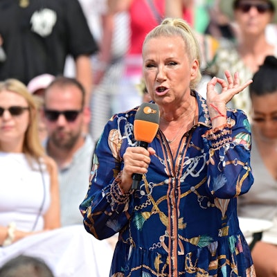 Andrea Kiewel moderiert den „ZDF Fernsehgarten“.