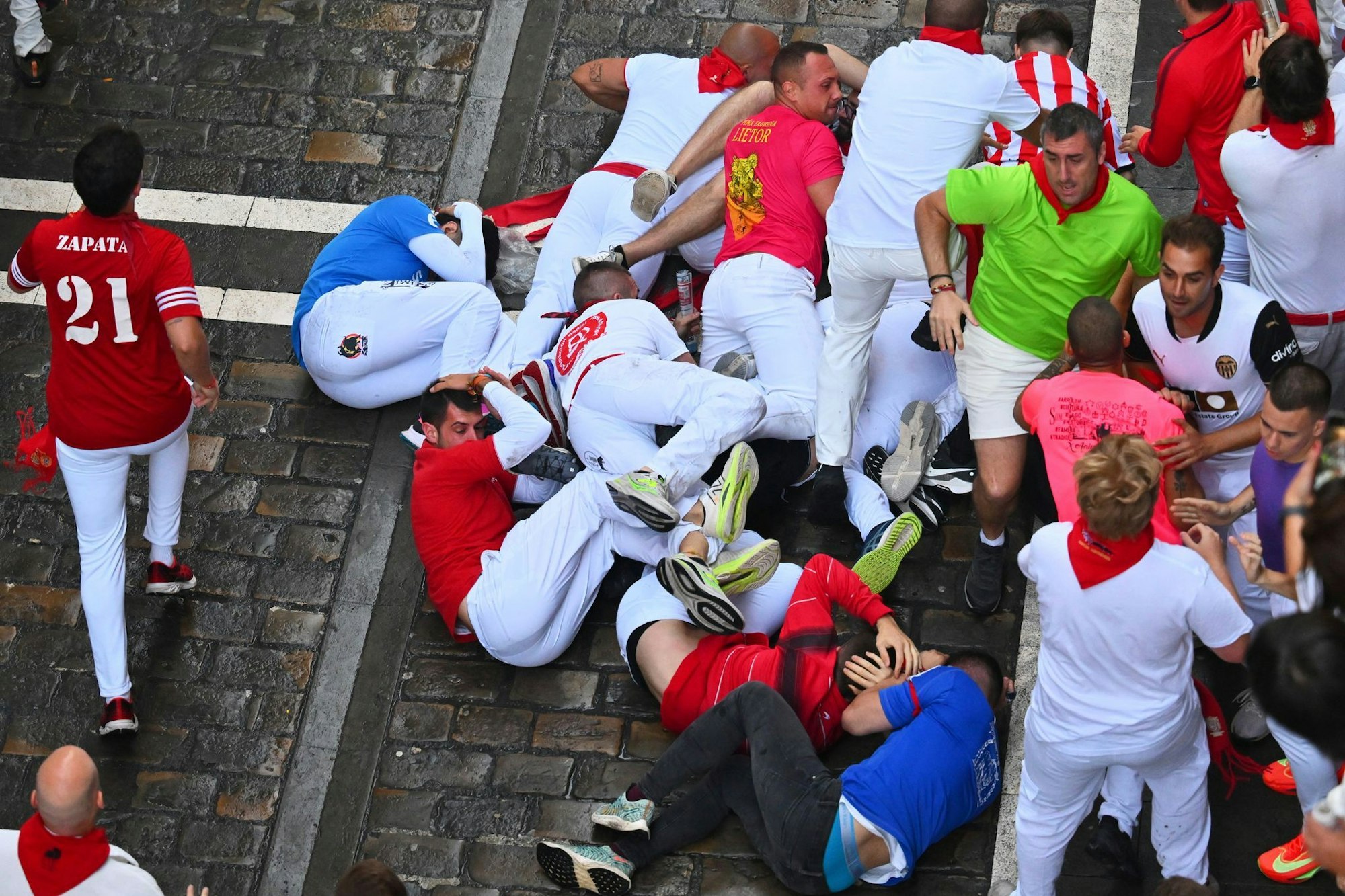 Gefährliche Szenen prägen auch den siebten Stierlauf in Pamplona.