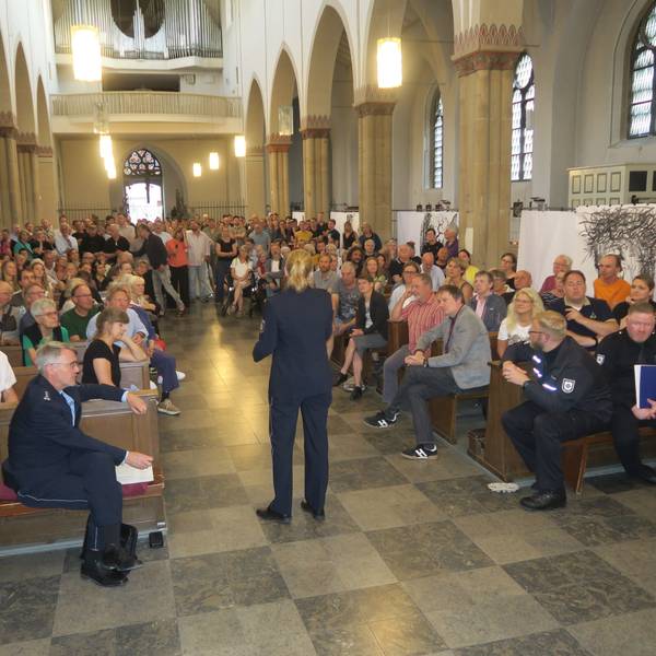 Etwa 250 bis 300 Menschen sitzen oder stehen in der Ehrenfelder Kirche St. Joseph.