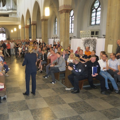 Etwa 250 bis 300 Menschen sitzen oder stehen in der Ehrenfelder Kirche St. Joseph.