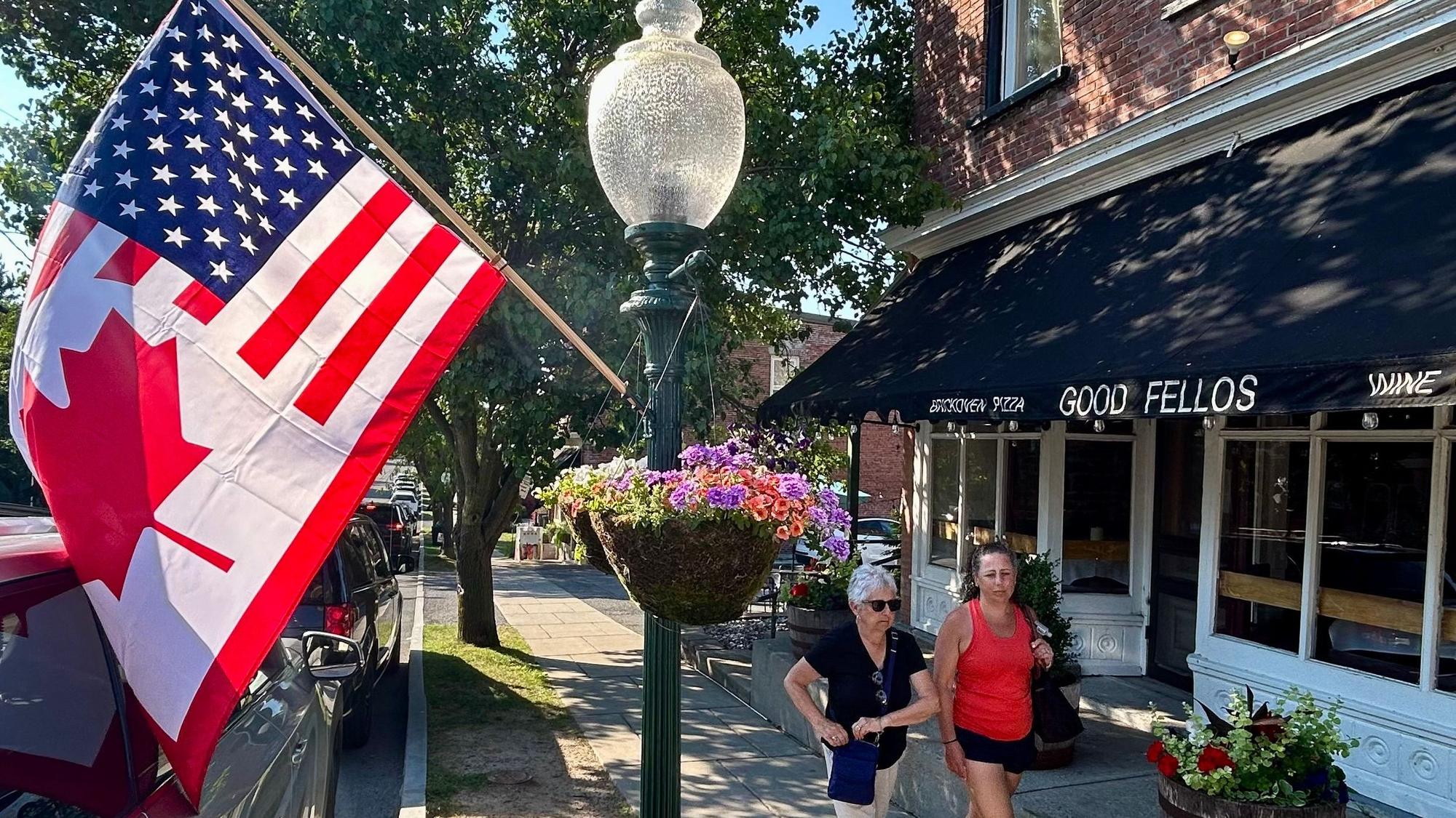 Straßenbild mit hybriden Fahnen in Sackets Harbor.