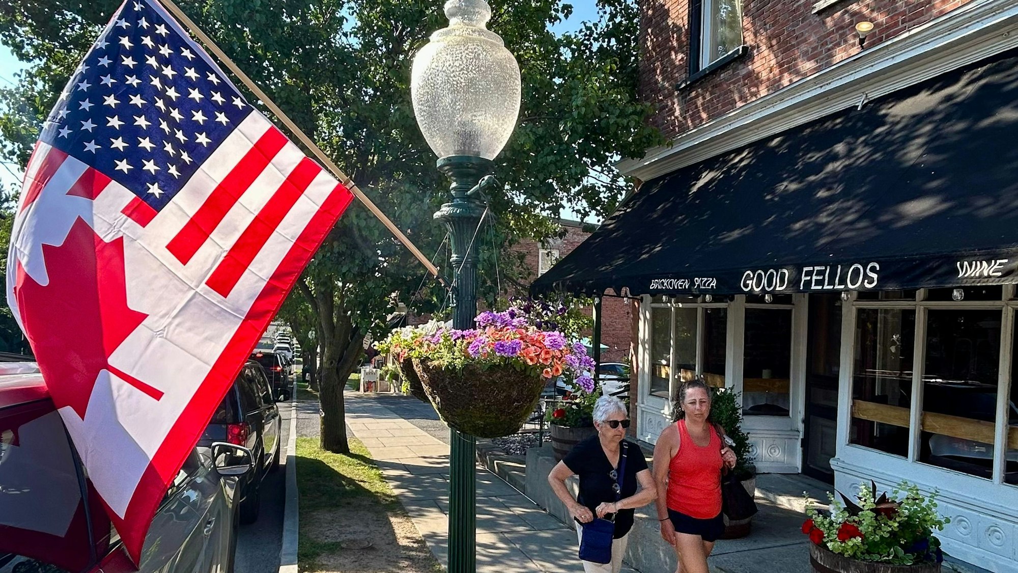 Straßenbild mit hybriden Fahnen in Sackets Harbor.