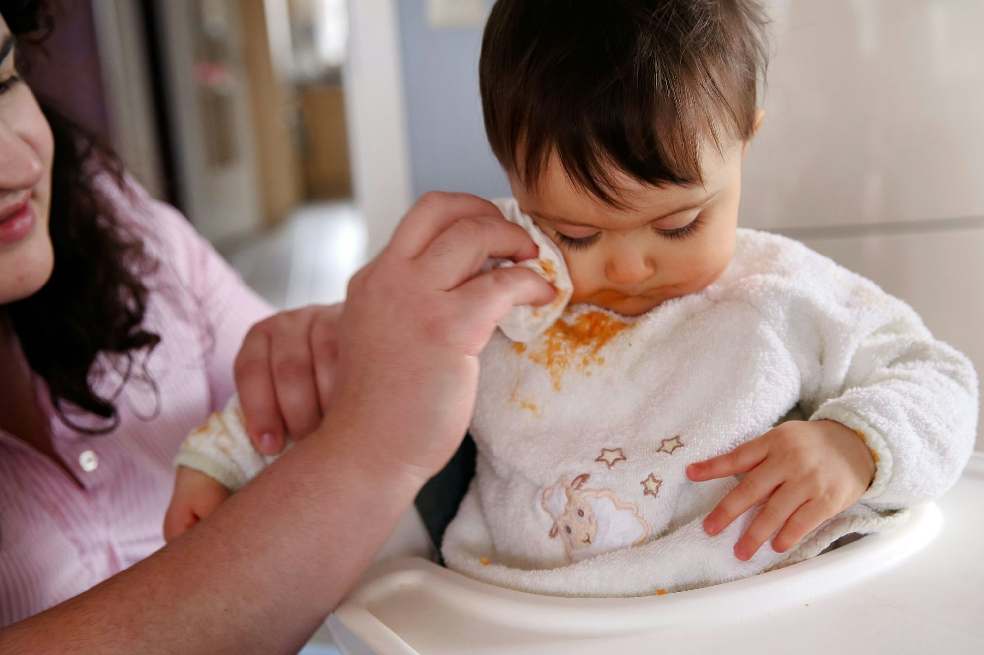 Das kann keiner vermeiden: Breireste auf Lätzchen und meist auch noch auf der Kleidung von Babys und Kleinkindern.