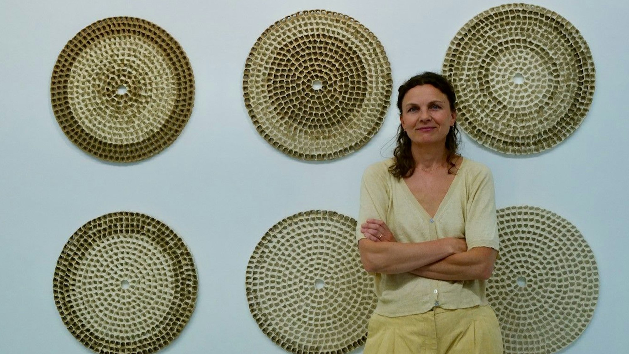 Ausgesprochen filigran gearbeitet sind die Wandobjekte von Stine Jespersen.