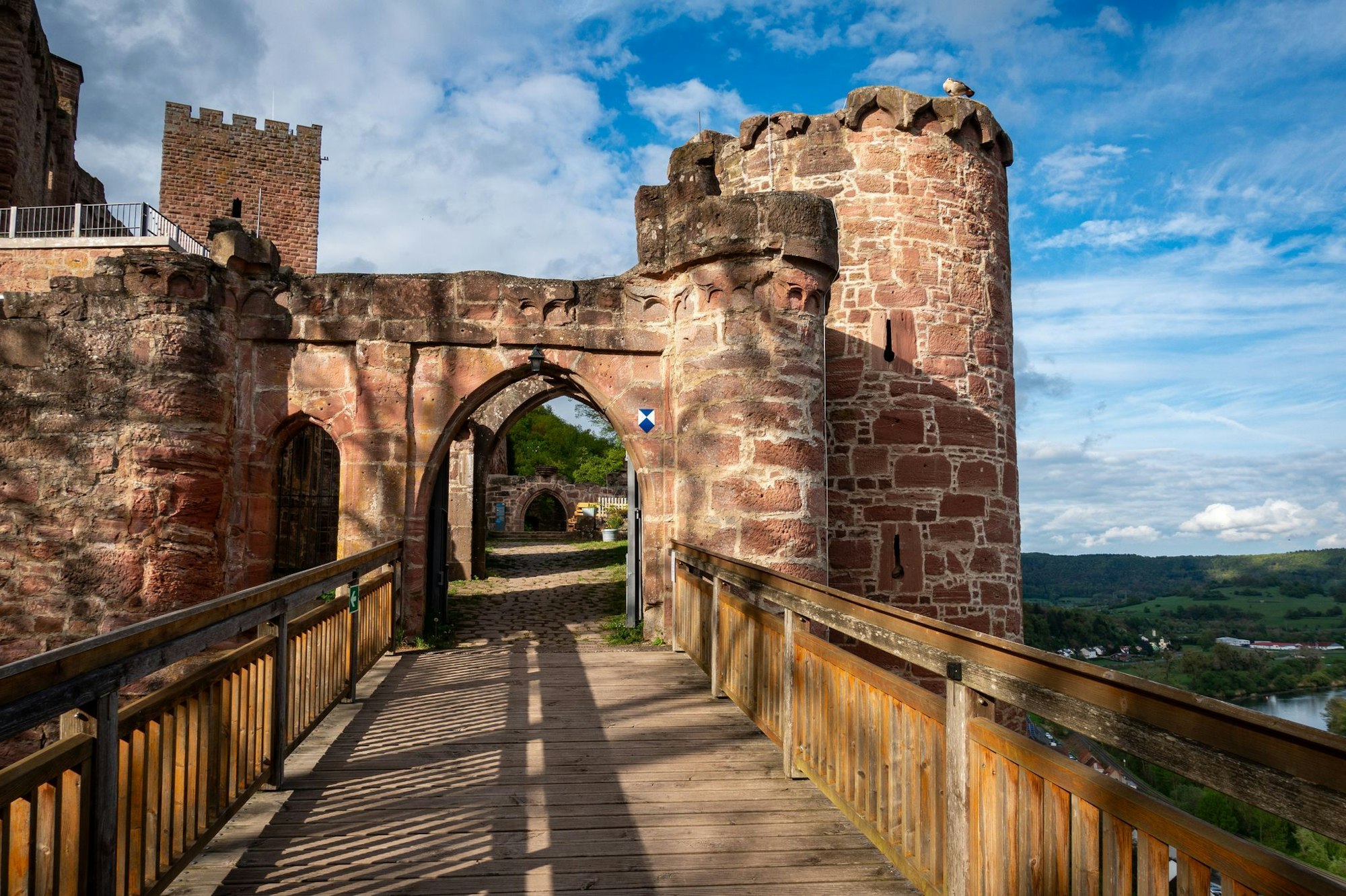 Auch oberirdisch schön: die hoch über dem Maintal gelegene Henneburg.